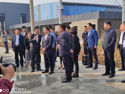 共進：歡迎新沂市市委書記高山及各位領(lǐng)導(dǎo)來廠視察，感謝他們對共進機械廠的大力支持！